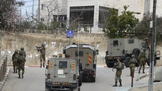 جيش الاحتلال الإسرائيلي يقتل فلسطينيا ويصيب اثنين بالضفة