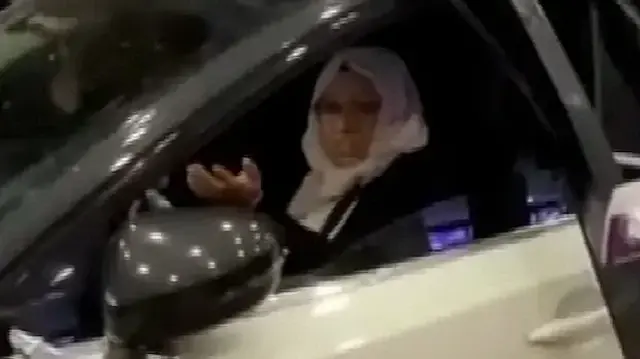 Diyarbakır’da kontrolden çıkan otomobil kozmetik mağazasına daldı