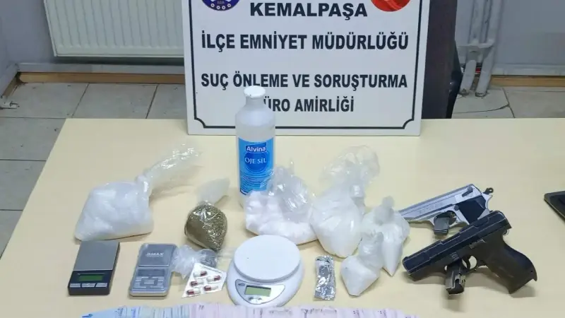 Adreslerde yapılan aramalarda 1572 gram sentetik uyuşturucu, 4 gram esrar, 7 sentetik ecza maddesi, 3 hassas terazi, uyuşturucu madde yapımında kullanılan maddeler, 9 uyuşturucu düzeneği ile 2 kurusıkı tabanca, 28 tabanca fişeği ve uyuşturucu ticaretinden elde edildiği değerlendirilen 41 bin 700 lira ele geçirildi.