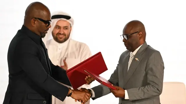 Le négociateur en chef du Qatar, Mohammed al-Khulaifi (2e à droite), Sumbu Sita Mambu (2e à gauche), haut représentant du chef de l'État en République démocratique du Congo (RDC), et le secrétaire exécutif du groupe armé M23 soutenu par le Rwanda, Benjamin Mbonimpa (à droite), réagissent lors de la cérémonie de signature de l'accord de paix global entre le gouvernement de la RDC et l'Alliance de la rivière Congo/Mouvement du 23 mars (AFC/M23) à l'hôtel Sheraton de Doha, le 15 novembre 2025.