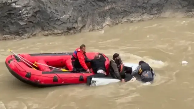 Zap Suyu'na düşen pikaptaki 4 yaralı bot yardımıyla kurtarıldı