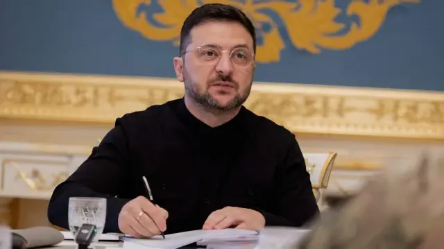 Le président ukrainien Volodymyr Zelensky s'exprime lors d'une conférence de presse à Kiev le 31 octobre 2025, alors que la Russie envahit l'Ukraine. 