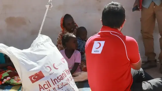 الهلال الأحمر التركي يقدم مساعدات غذائية لنازحي الفاشر بالسودان