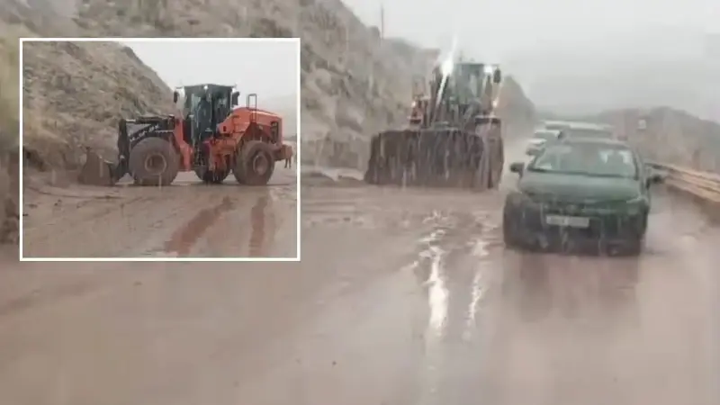 Yüksekova-Van kara yolunda yağışların ardından daha önce de defalarca heyelan riski oluşan Çöplük mevkiinde heyelan yaşandı.