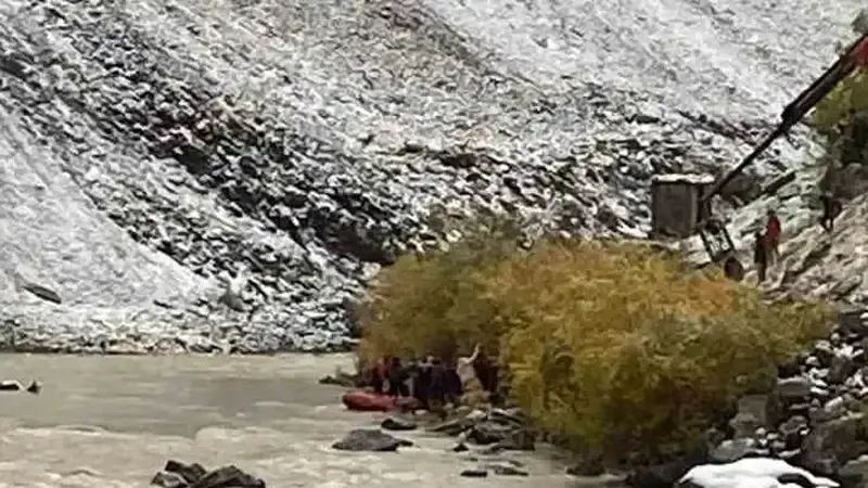 HAKKARİ’DE KAR YAĞIŞI SONRASI DAĞDAN KOPAN KAYALARDAN KAÇMAYA ÇALIŞAN ARACIN ZAP SUYU’NDA UÇMASI SONUCU MAHSUR KALAN 4 MADENCİ, EKİPLERİN ÇALIŞMASI SONUCU KURTARILDI.