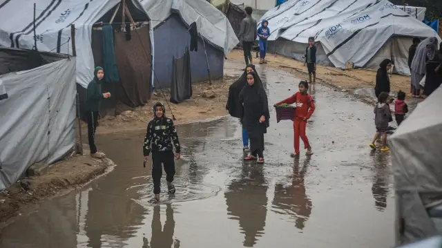 لليوم الثالث.. أمطار تغرق عشرات الخيام جنوبي غزة