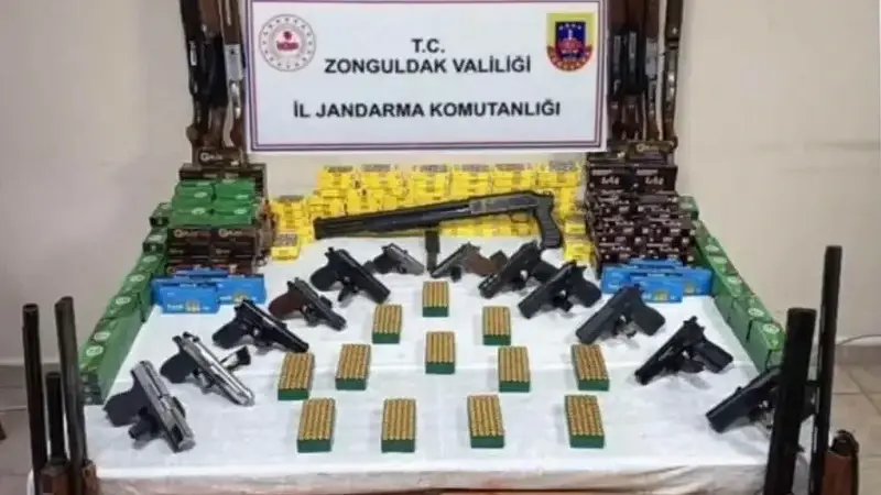 ZONGULDAK İL JANDARMA KOMUTANLIĞI EKİPLERİNİN ÇAYCUMA'DA DÜZENLEDİĞİ OPERASYONDA, 9 AYRI ADRESE EŞ ZAMANLI BASKIN YAPILDI. ARAMALARDA SİLAH İMALATHANESİ OLARAK KULLANILAN BİR ATÖLYE, 18 TABANCA, 12 AV TÜFEĞİ VE YAKLAŞIK 32 BİN ADET MERMİ ELE GEÇİRİLDİ. OLAYLA İLGİLİ 7 ŞÜPHELİDEN 2'Sİ TUTUKLANDI.