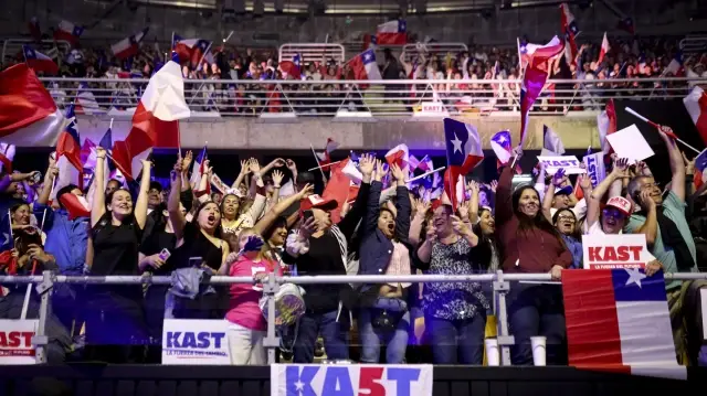 À l'approche des élections générales chiliennes de 2025, le candidat républicain à la présidence, Jose Antonio Kast, a organisé le meeting de clôture de sa campagne électorale à Santiago.