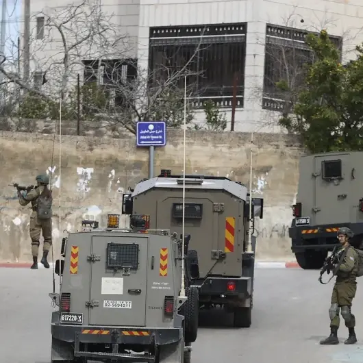 جيش الاحتلال الإسرائيلي يقتل فلسطينيا ويصيب اثنين بالضفة