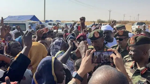 Des dizaines de milliers de Soudanais ont été déplacés en raison des affrontements dans la région après que la ville de Fashir, centre de l'État du Darfour-Nord, dans l'ouest du Soudan, soit tombée sous le contrôle des Forces de soutien rapide (SSF) le 26 octobre. Le général Abdulfettah al-Burhan, président du Conseil souverain du Soudan et commandant de l'armée, s'est rendu dans le camp d'El-Afadh, récemment créé dans la ville d'Al Dabbah, dans le gouvernorat du Nord, pour fuir les affrontements à Fashir.