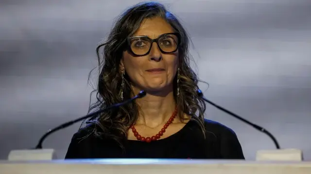 La rapporteuse spéciale des Nations Unies (ONU) sur les territoires palestiniens occupés, Francesca Albanese (à gauche), monte sur scène pour prononcer la conférence annuelle Nelson Mandela au Sandton Convention Centre à Sandton, Johannesburg, le 25 octobre 2025, après avoir été présentée par l'ancienne ministre sud-africaine des Affaires étrangères, Naledi Pandor (à droite).