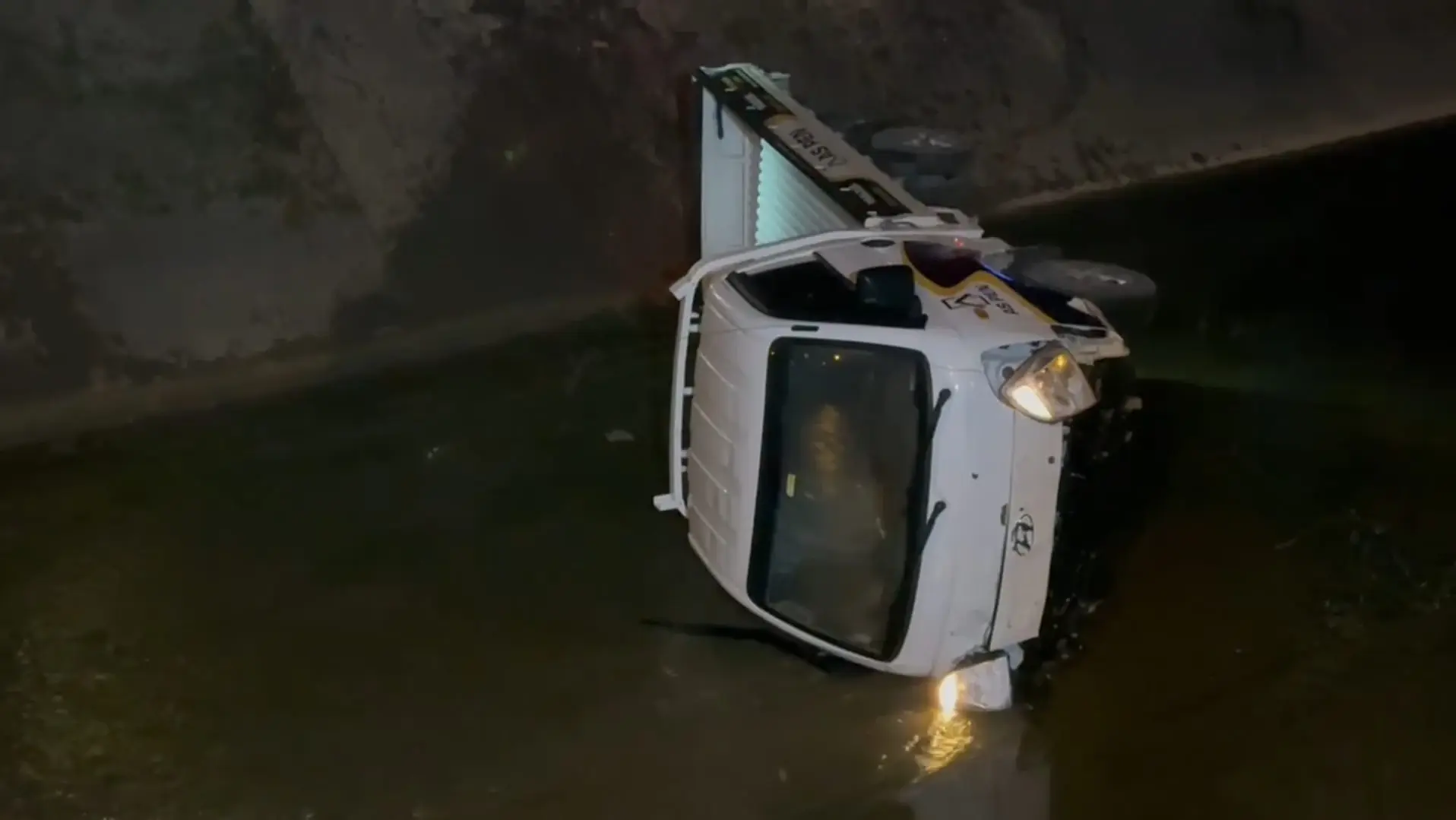 Sulama kanalına devrilen kamyonetin alkollü sürücüsü yaralandı