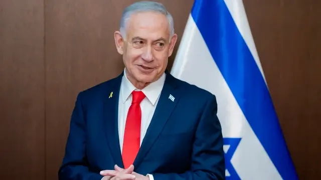 Le Premier ministre israélien Benjamin Netanyahu s'exprime lors d'une réunion avec le vice-président américain dans son bureau à Jérusalem, le 22 octobre 2025.