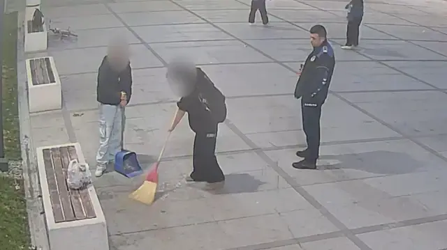 Kirlettikleri parkı süpürge ve küreklerle temizlediler