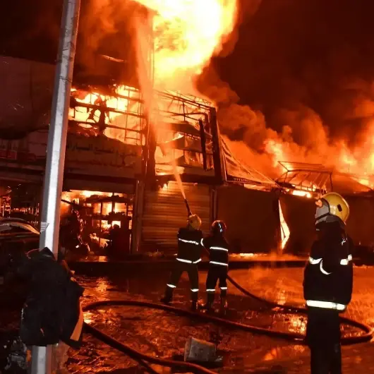 إخماد حريق ضخم اندلع في مبان تجارية ببغداد