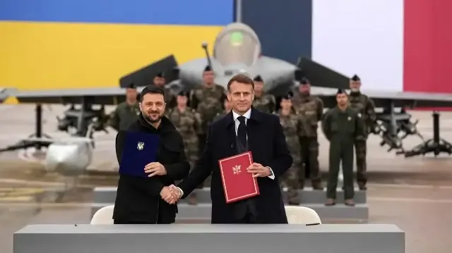 Президент Франции Эммануэль Макрон и президент Украины Владимир Зеленский
