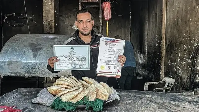 جراء الإبادة الإسرائيلية.. أكاديمي فلسطيني يعمل خبازا بغزة