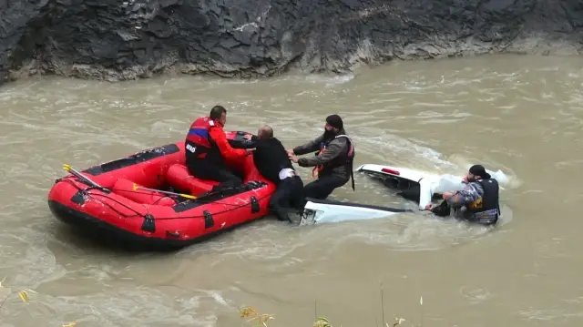 Hakkari'de Zap Suyu'na düşen pikaptaki 4 kişi bot yardımıyla kurtarıldı