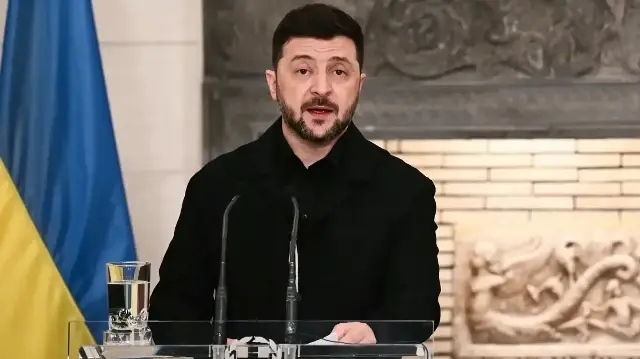 Le président ukrainien Volodymyr Zelensky s'exprime lors d'une conférence de presse conjointe avec le Premier ministre grec à l'issue de leur rencontre à Athènes, le 16 novembre 2025.