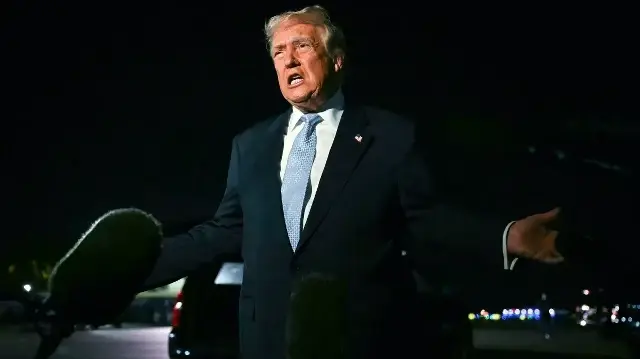 Le président américain Donald Trump s'adresse aux journalistes avant de monter à bord d'Air Force One alors qu'il quitte l'aéroport international de Palm Beach à West Palm Beach, en Floride, le 16 novembre 2025.