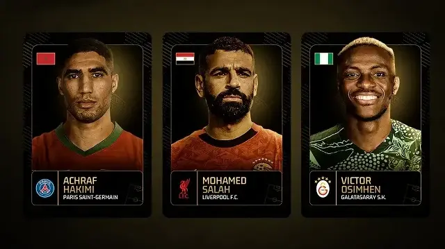 Les trois finalistes du Ballon d'Or africain, Achraf Hakimi, Mohamed Salah et Victor Osimhen, sur une affiche de la Confédération africaine de football (CAF).