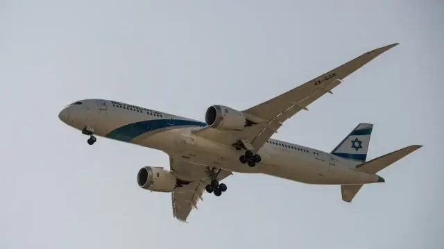 Selon le quotidien israélien Haaretz, une entité dirigée par des Israéliens se trouve derrière les vols mystérieux permettant à des Palestiniens de la bande de Gaza de quitter le territoire via l’aéroport de Ramon, dans le sud d’Israël.