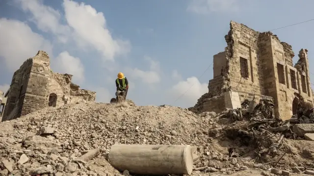 Des ouvriers commencent la réhabilitation des vestiges du musée du palais du Pacha, endommagé par deux années de combats entre Israël et le Hamas, à Gaza, le 11 novembre 2025.