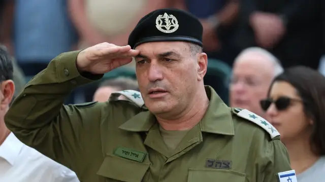 Le chef militaire israélien, le lieutenant-général Eyal Zamir, salue lors des funérailles du lieutenant Hadar Goldin, dans un cimetière militaire à Kfar Saba, le 11 novembre 2025.