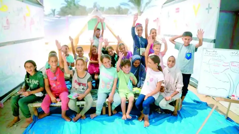 Devam eden İsrail soykırımı, derinleşen açlık ve ağırlaşan iklim koşullarıyla boğuşan Gazzeli çocuklar, öğretmen Dua Kudah’ın bir çadırda yaktığı umut ateşiyle hayata tutunmaya çalışıyor.