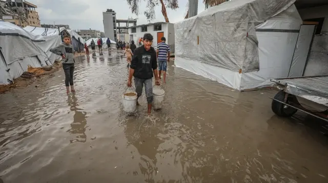 حكومة غزة: 288 ألف أسرة تعيش مأساة غرق آلاف الخيام بالأمطار