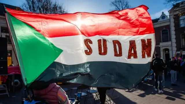 В результате конфликта в Судан, по оценкам экспертов, погибли не менее 40 тысяч человек.
