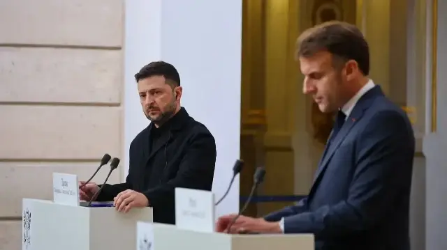 Le président français Emmanuel Macron (à droite) et le président ukrainien Volodymyr Zelensky participent à une conférence de presse commune à l'Élysée, à Paris, le 17 novembre 2025.