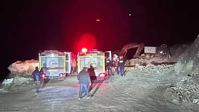 Toprak kayması devam eden bölgede, ekiplerin arama ve kurtarma çalışması devam ediyor.