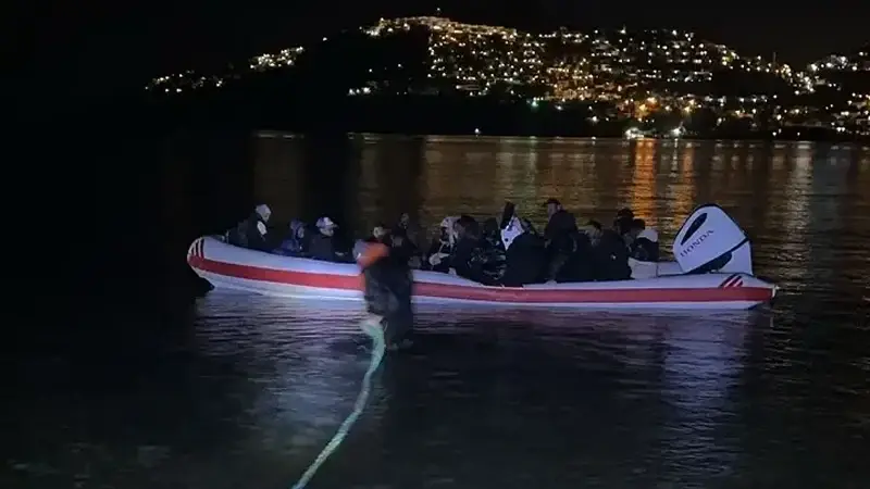 Kıyıya çıkarılan kaçak göçmenler İl Göç İdaresi Müdürlüğü'ne teslim edildi.