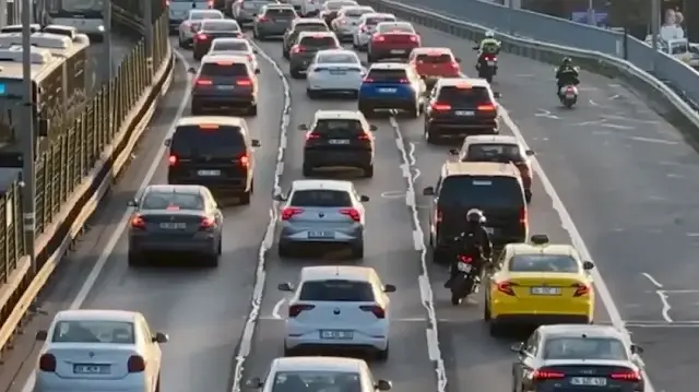 İstanbul’da ara tatil sonrası ilk iş gününde trafik kilitlendi