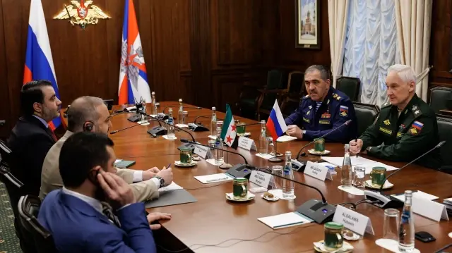 Sur cette photo prise et diffusée par le ministère russe de la Défense le 31 juillet 2025, le ministre russe de la Défense Andreï Belousov (à droite) rencontre le ministre de la Défense du gouvernement syrien provisoire Murhaf Abu Qasra (2e à gauche) à Moscou.