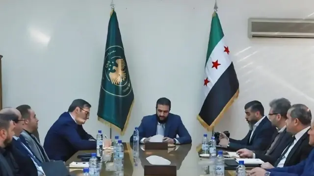 الشرع يزور المصرف المركزي ويطلع على إجراءات تبديل العملة