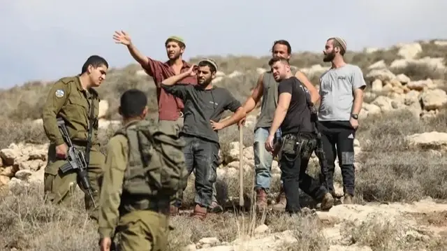 الضفة.. مستوطنون يعتدون على فلسطينيين بالضرب ويحرقون منزلا ومركبتين