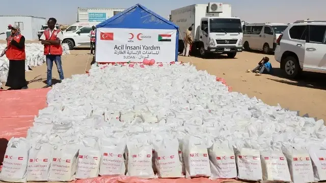 الهلال الأحمر التركي يرفع وتيرة الدعم الإنساني للنازحين في السودان