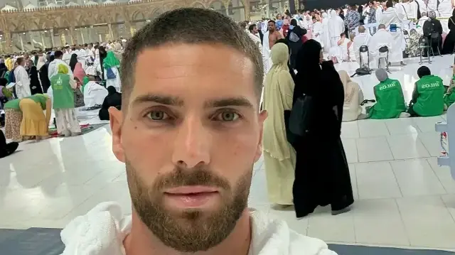 Le footballeur international algérien Luca Zidane lors de sa Omra, en novembre 2025.