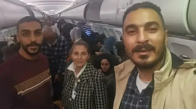 Посол Палестины в Южной Африке Ханан Джарар в самолете, перевозившем депортированных жителей Газы.