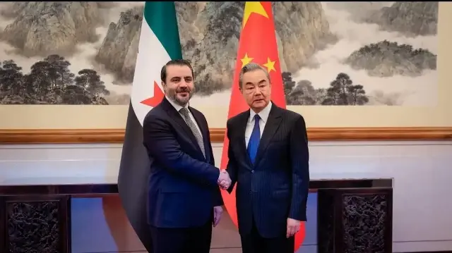 Le ministre syrien des Affaires étrangères, Asaad Hassan Al-Chaibani, rencontre son homologue chinois, M. Wang Yi, à Pékin, en Chine, le 17 novembre 2025.
