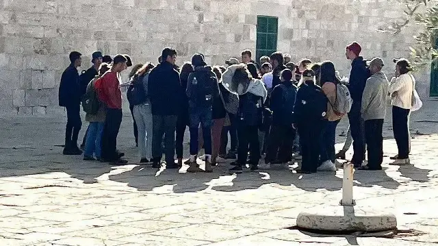  Поселенцы и студенты торовых институтов вторгались в мечеть Аль-Акса под защитой оккупационных израильских сил.