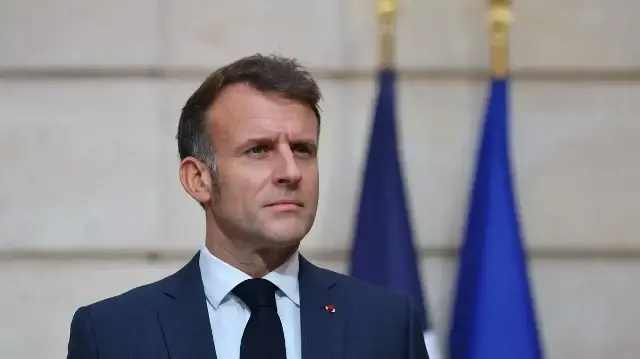 Le président français Emmanuel Macron s'exprime lors d'une conférence de presse conjointe avec le président ukrainien à l'Élysée, à Paris, le 17 novembre 2025.