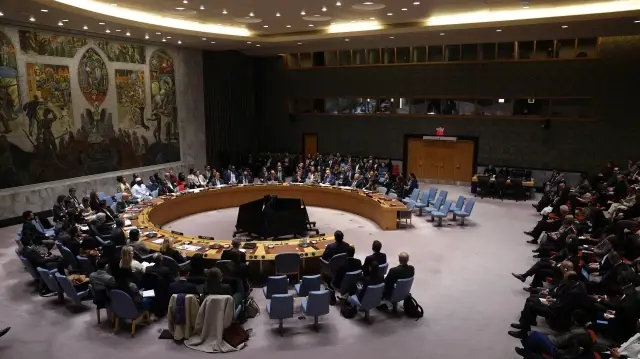 Les ambassadeurs et représentants auprès des Nations Unies se réunissent au Conseil de sécurité de l'ONU pour voter une résolution américaine sur le plan de paix pour Gaza au siège de l'ONU à New York, le 17 novembre 2025.