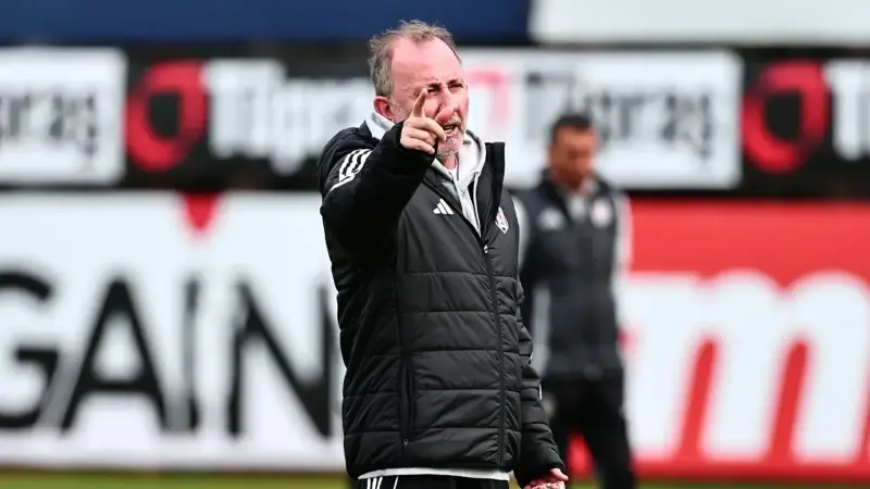 Sergen Yalçın bugünkü antrenmanda takımın başında yer aldı.