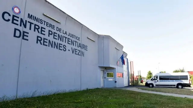 L’évasion s’est déroulée "sans violence", a précisé le procureur, ajoutant que le détenu devait rester incarcéré jusqu’en mars 2027. Il a été inscrit au Fichier des personnes recherchées.