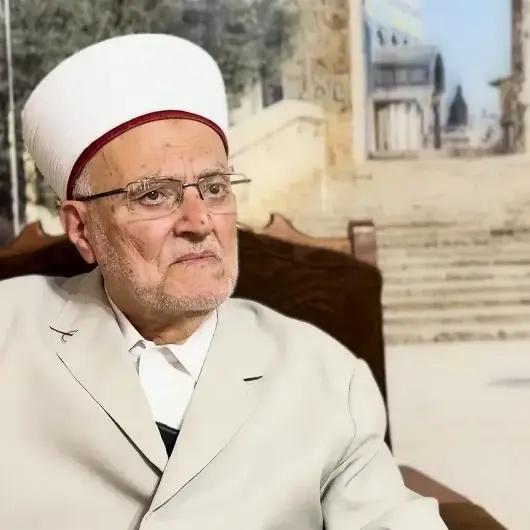 الشيخ عكرمة.. خطيب الأقصى والقدس يُحاكم "سياسيا" 
