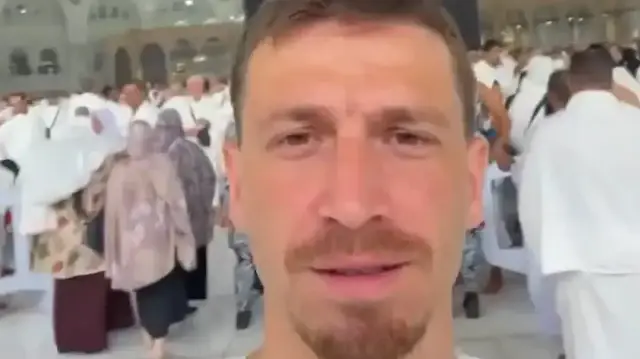 Mert Hakan Yandaş umre ziyareti sırasında yapılan tezahüratı engelledi