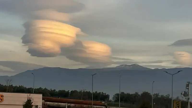 Mercek bulutları engebelerden kaynaklanan rüzgar dalgalanmalarının sonucunda oluşuyor.